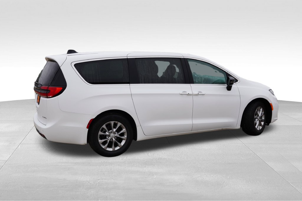 Certified 2026 Chrysler Pacifica Limited FWD image 4
