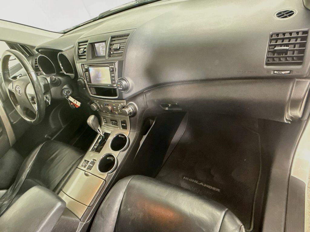 Used 2013 Toyota Highlander SE AWD/4WD image 30