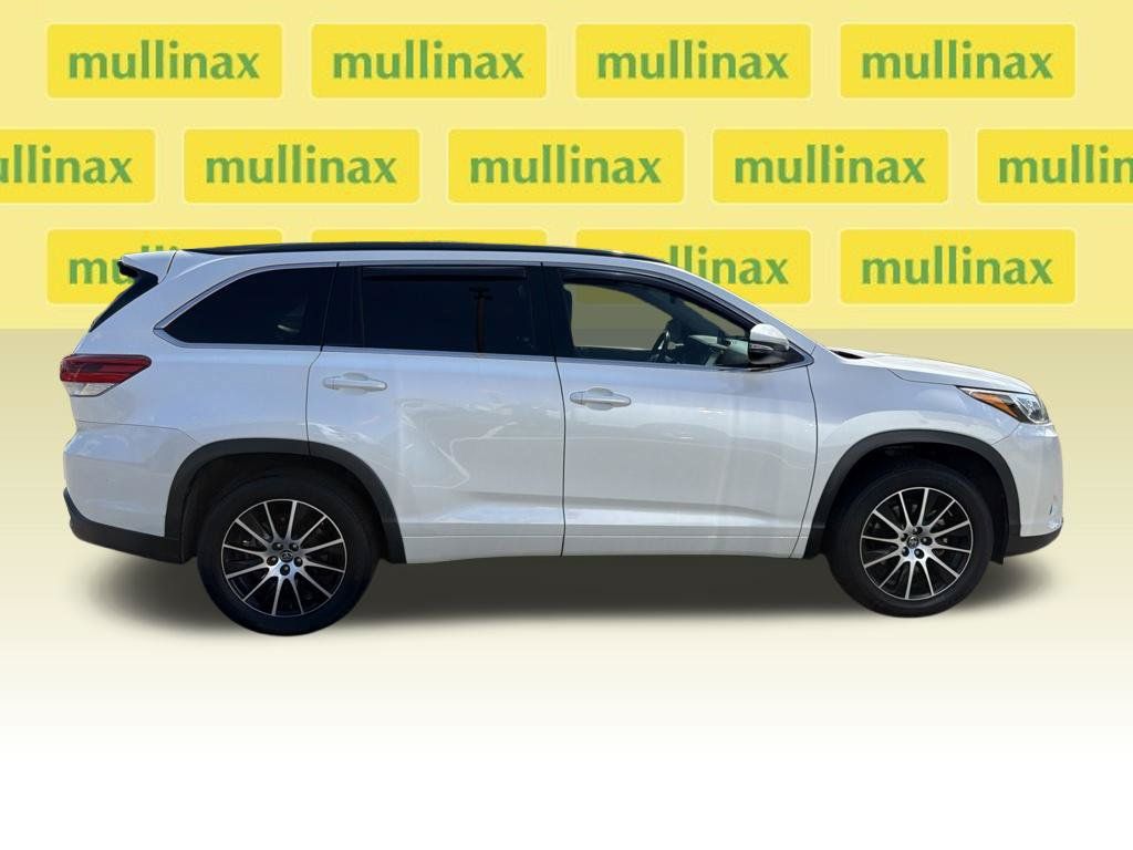 Used 2017 Toyota Highlander SE FWD image 12