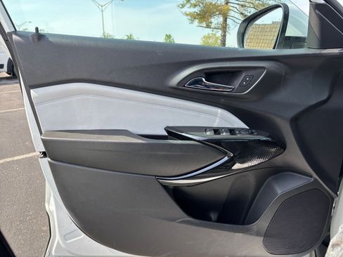 Used 2025 Chevrolet Trax LT w/ LT Convenience Package image 18