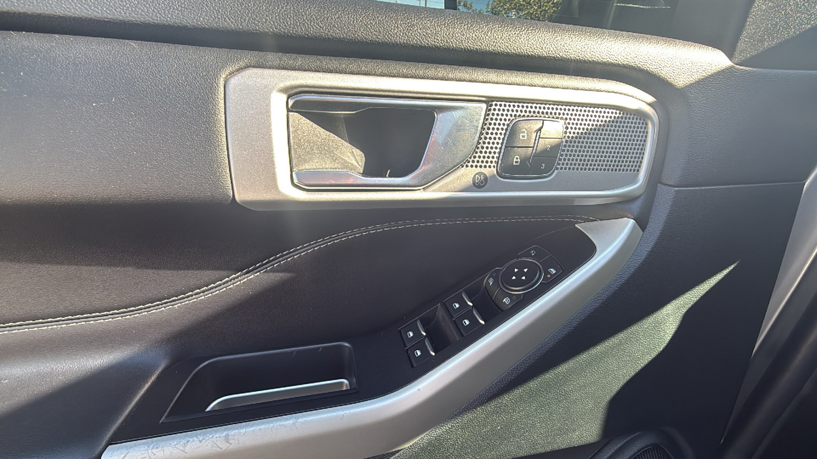 Used 2022 Ford Explorer Limited w/ Equipment Group 301A RWD image 11