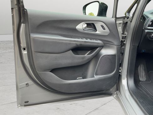 Used 2025 Chrysler Pacifica Limited FWD image 11
