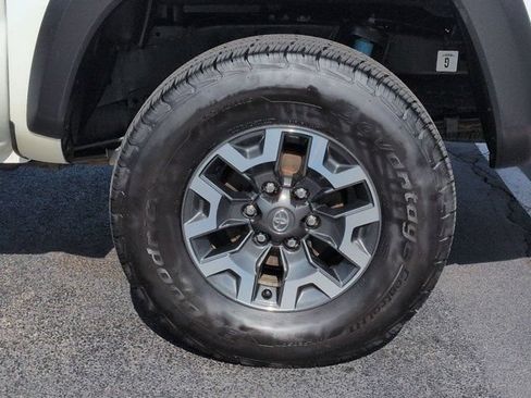 Used 2021 Toyota Tacoma TRD Off-Road w/ Technology Package AWD/4WD image 7