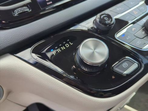 Used 2023 Chrysler Pacifica Touring-L image 13