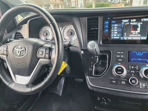 Used 2015 Toyota Sienna SE image 35