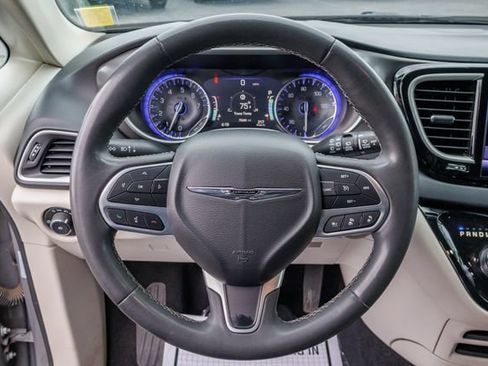 Used 2023 Chrysler Pacifica Touring-L FWD image 19