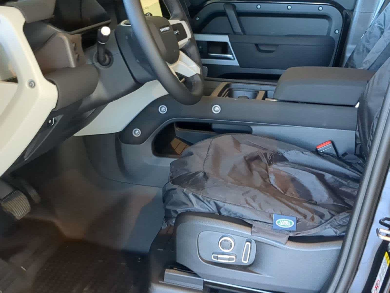 New 2023 Land Rover Defender 130 SE AWD/4WD image 17