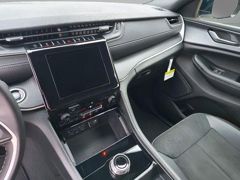 New 2025 Jeep Grand Cherokee Altitude RWD image 21
