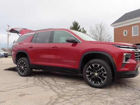 Used 2025 Chevrolet Traverse LT w/ Sun and Wheel Package image 31