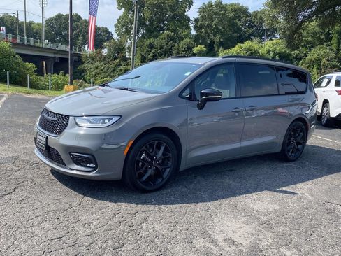 Used 2025 Chrysler Pacifica Limited FWD image 3