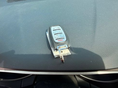 Used 2022 Chrysler Voyager LX FWD image 16