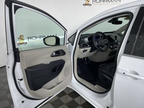Used 2024 Chrysler Pacifica Touring-L FWD image 17