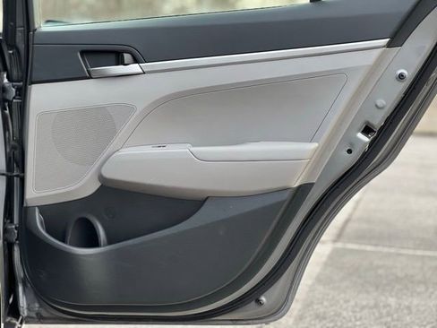 Used 2019 Hyundai Elantra SE image 19