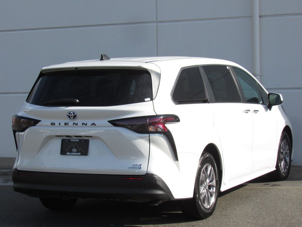Certified 2023 Toyota Sienna XLE FWD image 6
