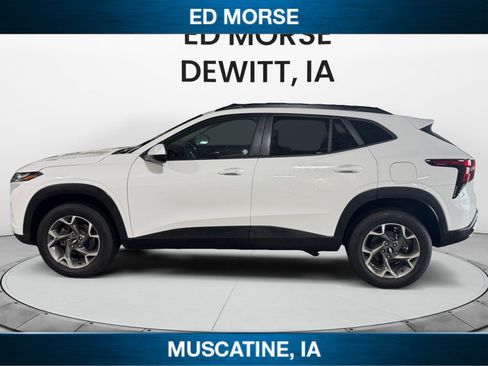 Used 2025 Chevrolet Trax LT w/ LT Convenience Package FWD image 2