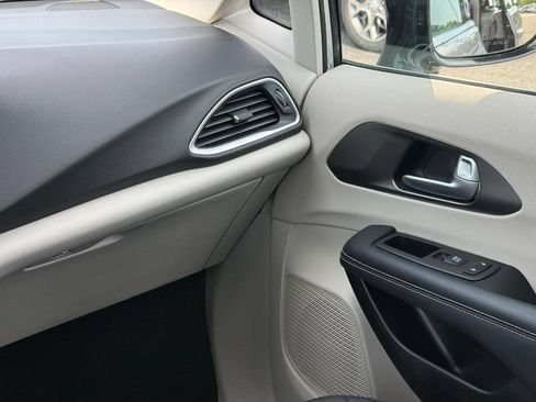 Certified 2024 Chrysler Pacifica Touring-L FWD image 13