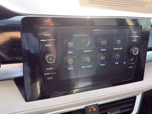 Certified 2025 Volkswagen Taos SE image 22