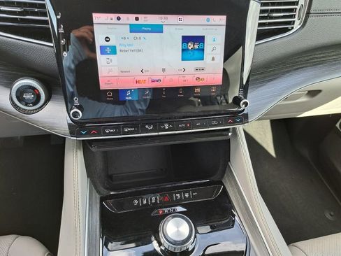 Used 2024 Jeep Wagoneer L Series II image 13