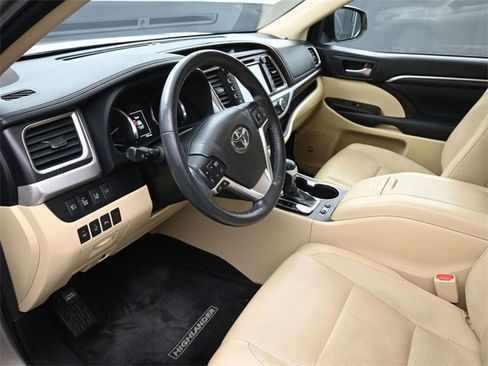 Used 2015 Toyota Highlander Limited image 19