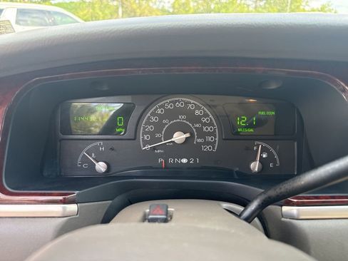 Used 2004 Lincoln Town Car Signature RWD image 7