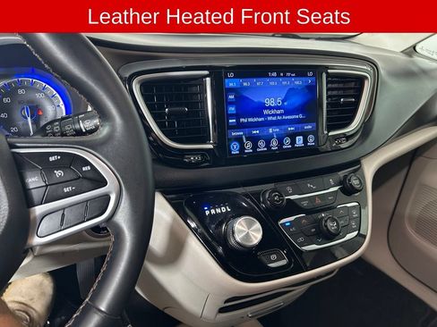 Used 2017 Chrysler Pacifica Touring-L FWD image 3