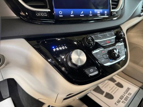 Used 2024 Chrysler Pacifica Touring-L FWD image 21