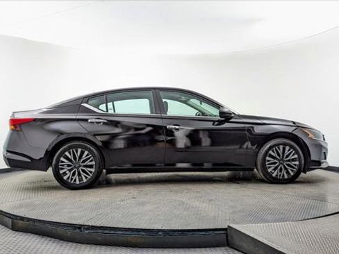 Used 2024 Nissan Altima 2.5 SV image 9