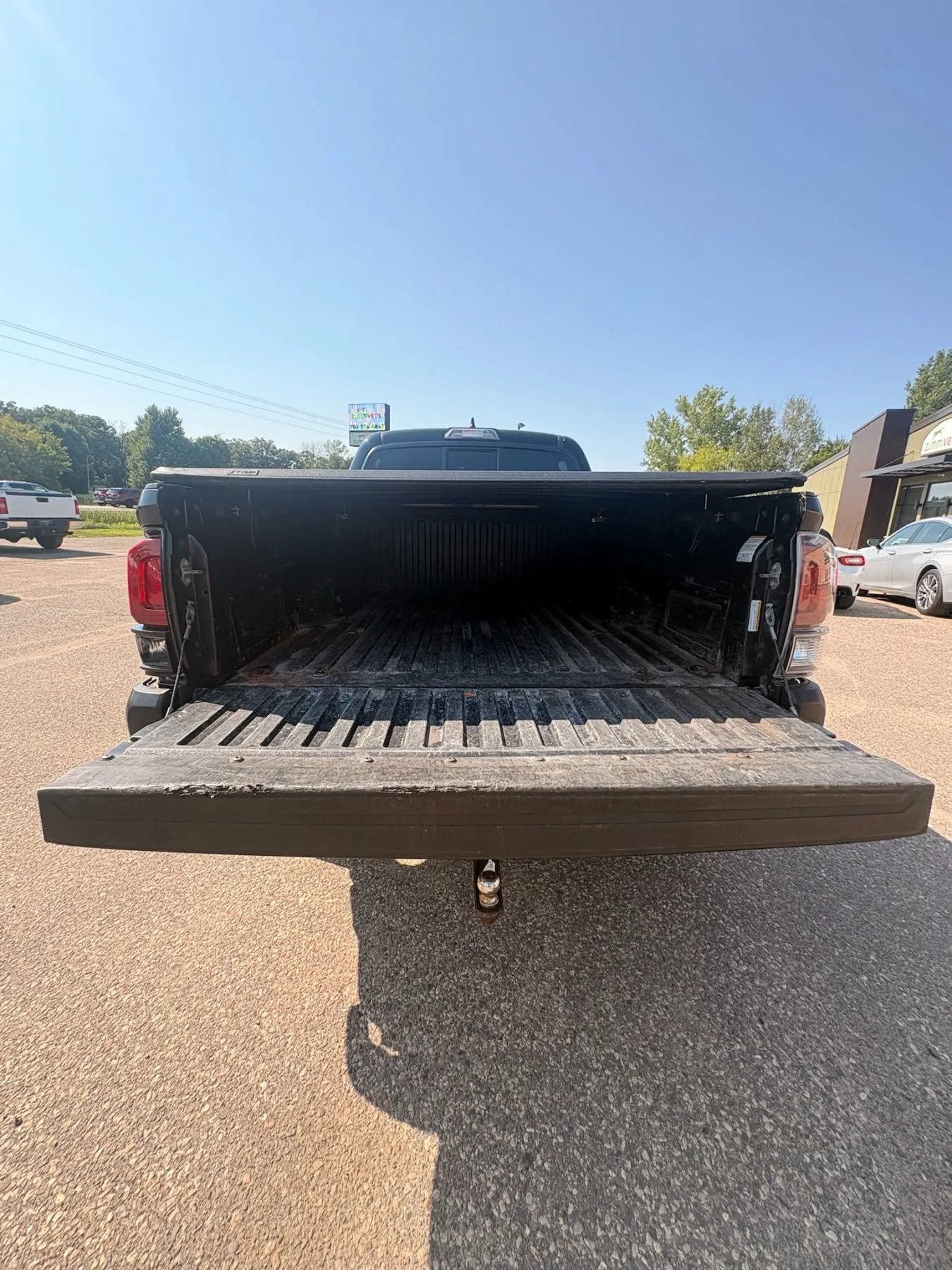 Used 2017 Toyota Tacoma SR5 w/ Tow Package AWD/4WD image 39