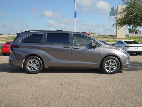 Used 2022 Toyota Sienna XSE w/ XSE Plus Package AWD/4WD image 4