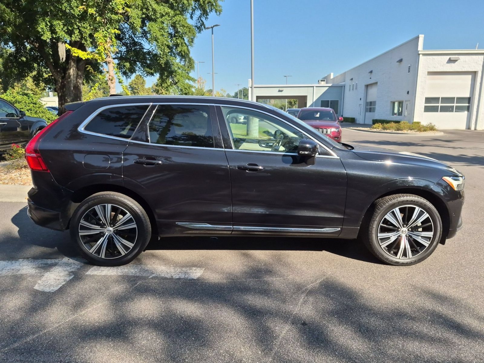 Used 2022 Volvo XC60 B5 Inscription w/ Advanced Package FWD image 2