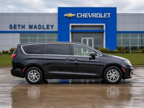 Used 2025 Chrysler Pacifica Select FWD image 8