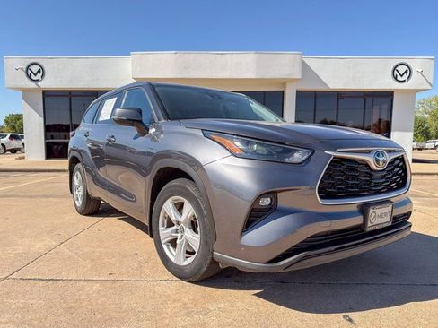 Used 2023 Toyota Highlander LE image 2