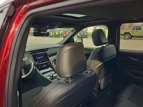 New 2025 Jeep Grand Cherokee Altitude AWD/4WD image 23