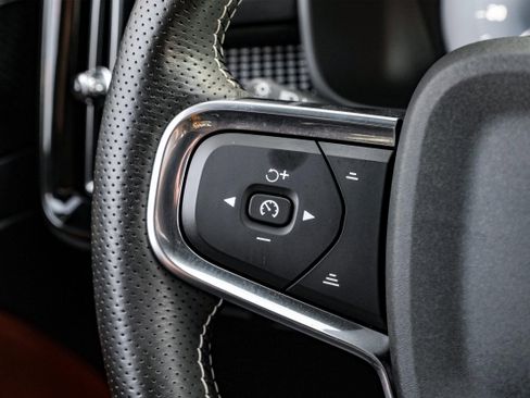 Used 2021 Volvo XC40 T4 R-Design image 16