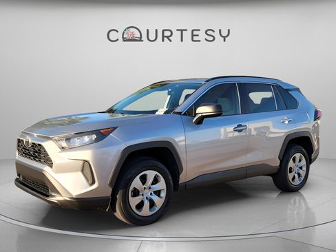 Used 2020 Toyota RAV4 LE image 1