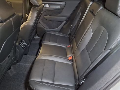 Used 2025 Volvo XC40 B5 Plus image 17