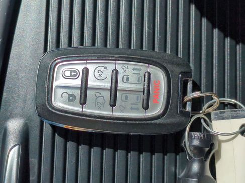 Used 2023 Chrysler Pacifica Touring-L FWD image 33