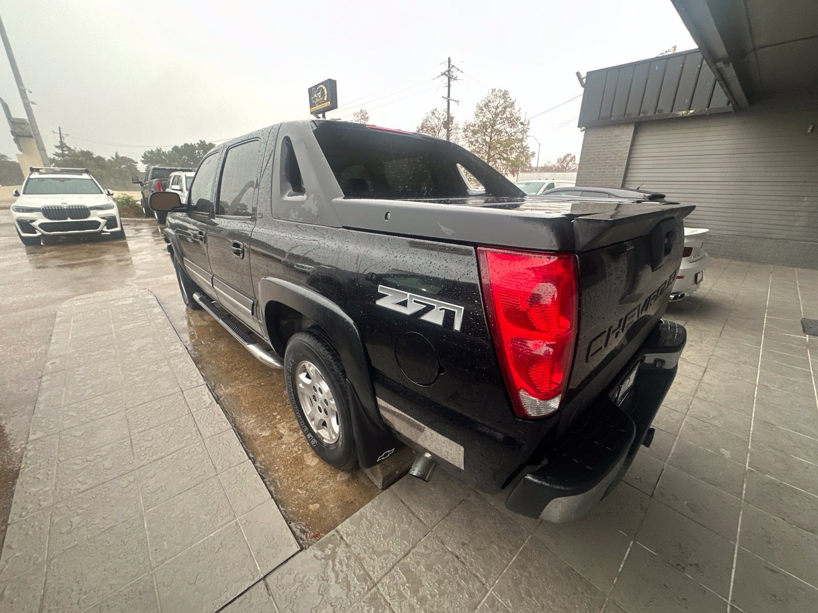 Used 2006 Chevrolet Avalanche Z71 w/ Sun And Sound Package AWD/4WD image 5