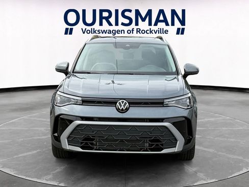 Used 2025 Volkswagen Taos SE w/ Panoramic Sunroof Package FWD image 8