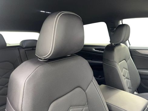 Used 2025 Volkswagen Atlas Cross Sport SE FWD image 46