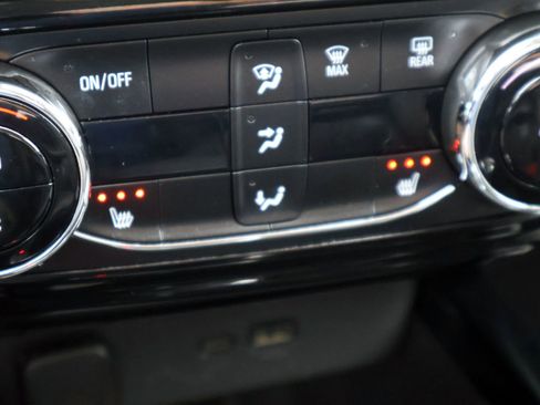 Used 2025 Chevrolet Trax LT w/ LT Convenience Package FWD image 19