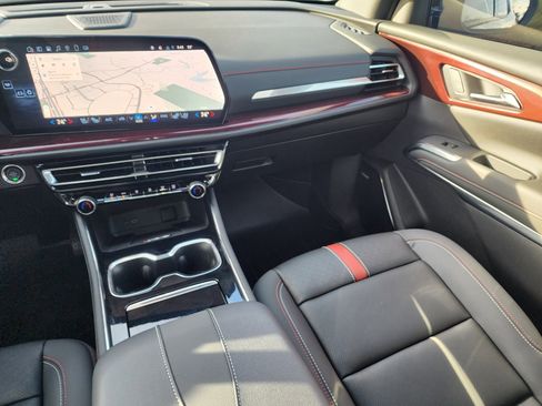 Used 2025 Chevrolet Traverse RS image 21