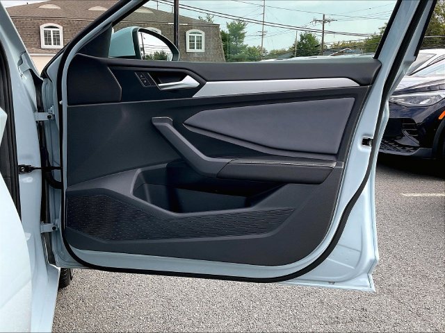 Certified 2025 Volkswagen Jetta SE w/ Sunroof Package FWD image 28
