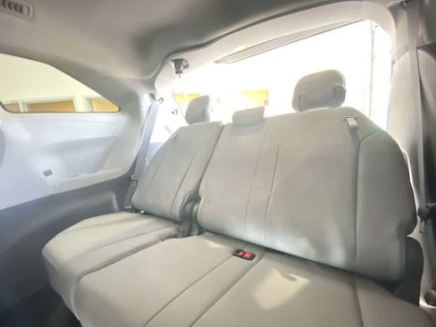 Used 2021 Toyota Sienna XLE FWD image 26