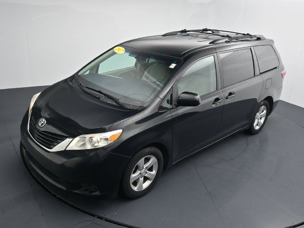 Used 2017 Toyota Sienna LE FWD image 25
