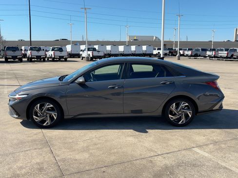 Used 2025 Hyundai Elantra SEL image 7