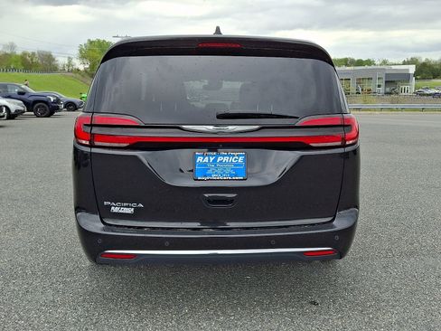 Used 2023 Chrysler Pacifica Touring-L FWD image 6