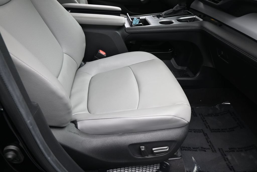 Used 2025 Toyota Sienna XLE w/ XLE Plus Package FWD image 48