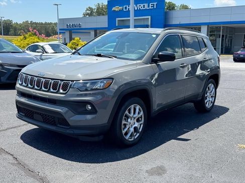 Used 2023 Jeep Compass Latitude AWD/4WD image 7