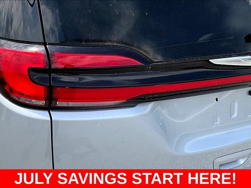Used 2024 Chrysler Pacifica Touring-L FWD image 25